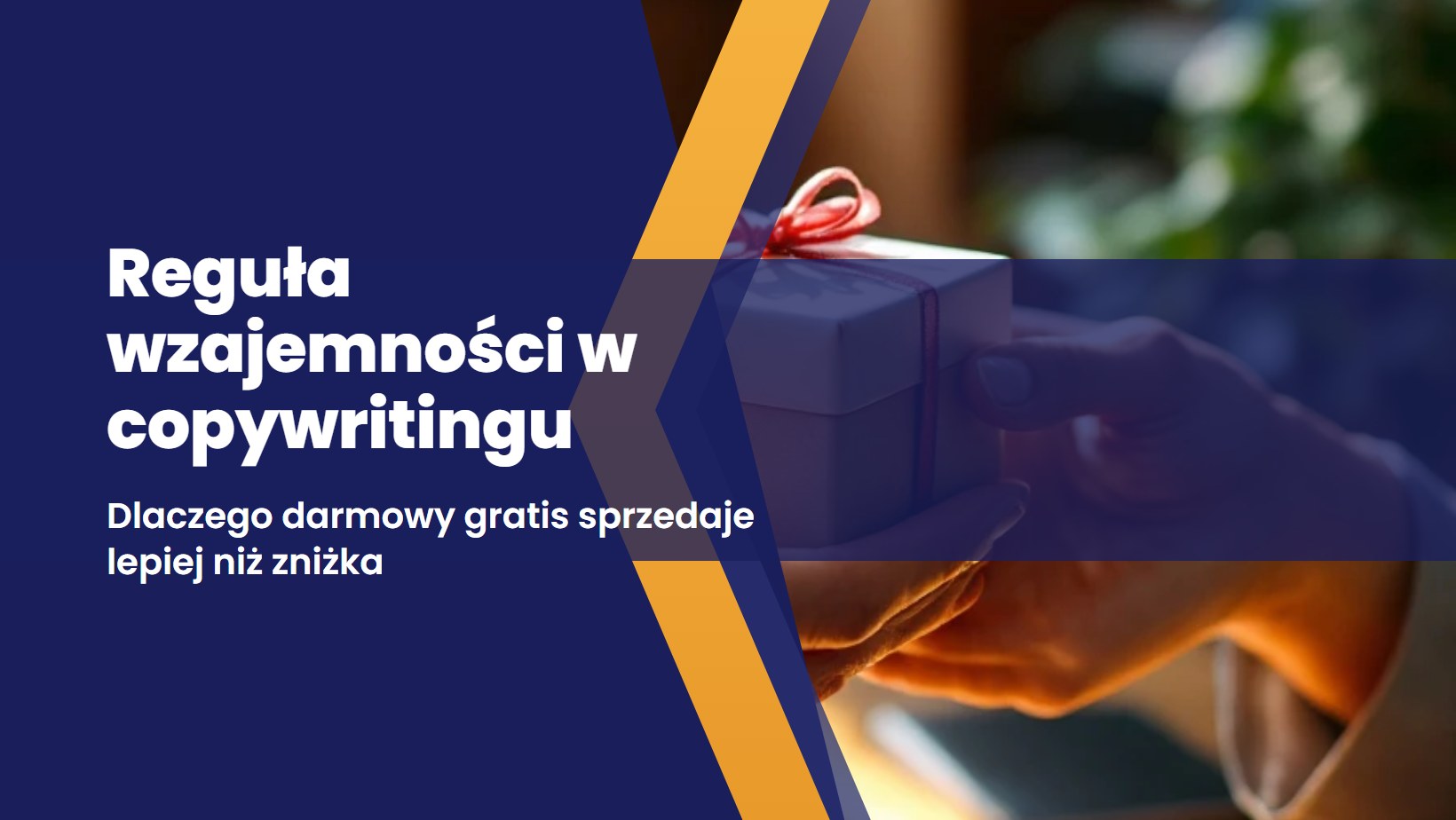 dwie dlonie wymieniajace sie prezentem, symbol reguly wzajemnosci i poczucia zobowiazania w copywritingu